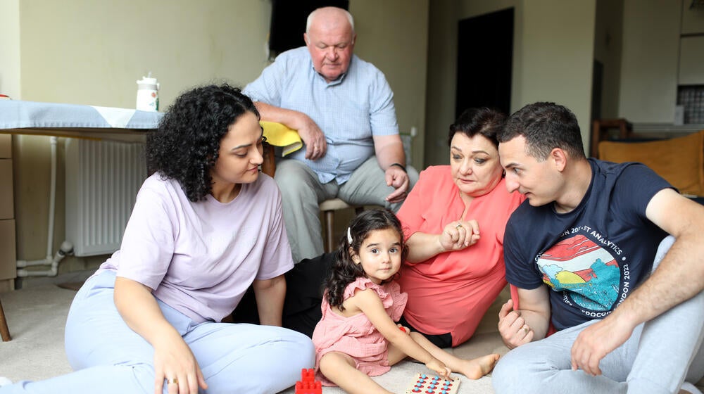 Las tres generaciones de la familia Koberidze/Modebadze en Georgia. La familia incluye a los padres Tako y Lasha, su hija de 2 años Kesane, y los abuelos Neli y Amiran.